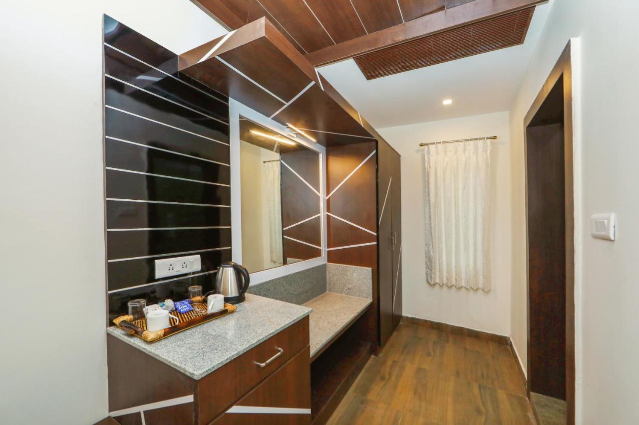 Отель Cs Empire Lakshmanpur Экстерьер фото