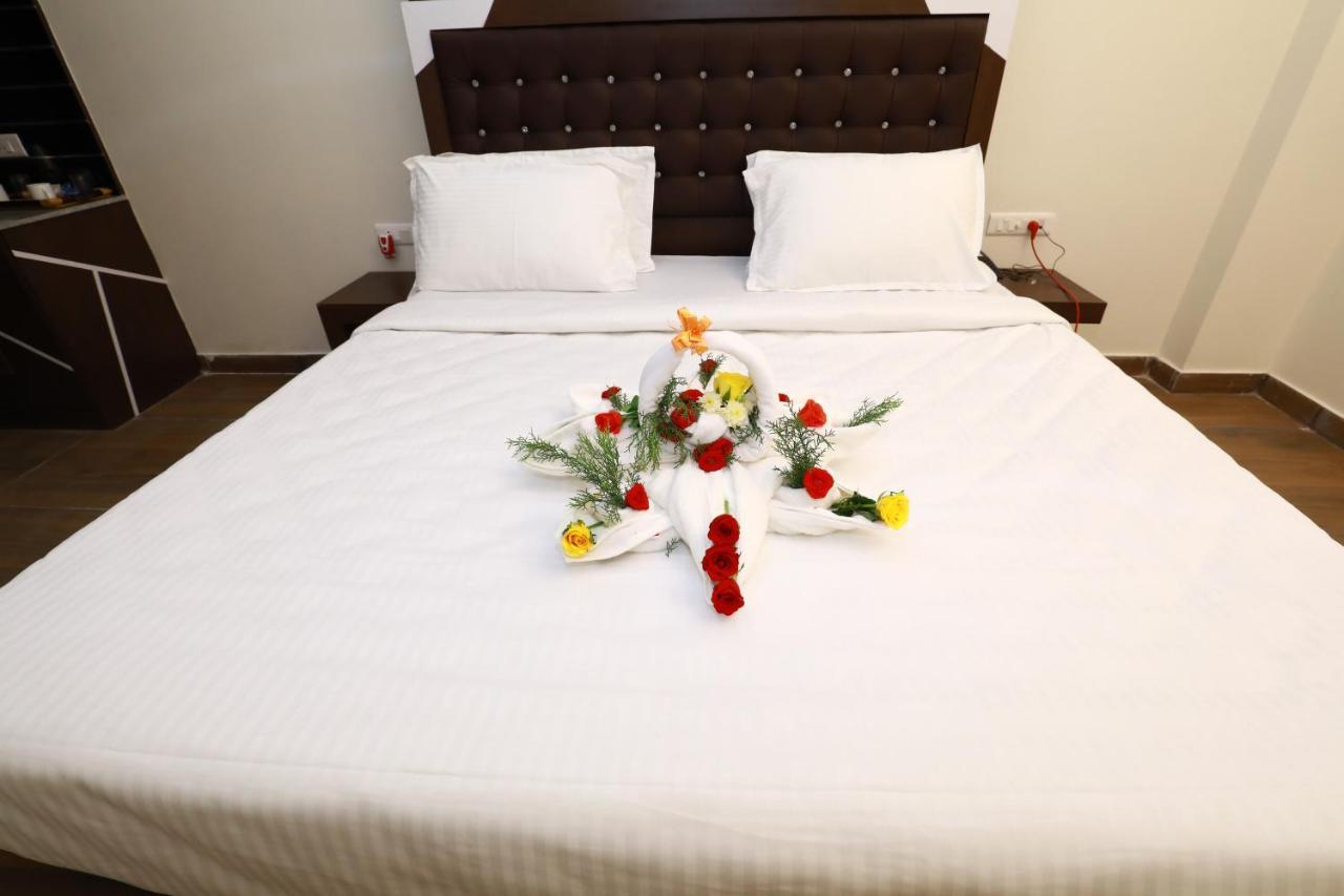 Отель Cs Empire Lakshmanpur Экстерьер фото