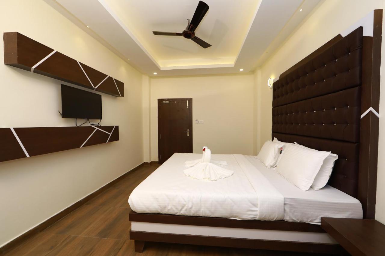 Отель Cs Empire Lakshmanpur Экстерьер фото