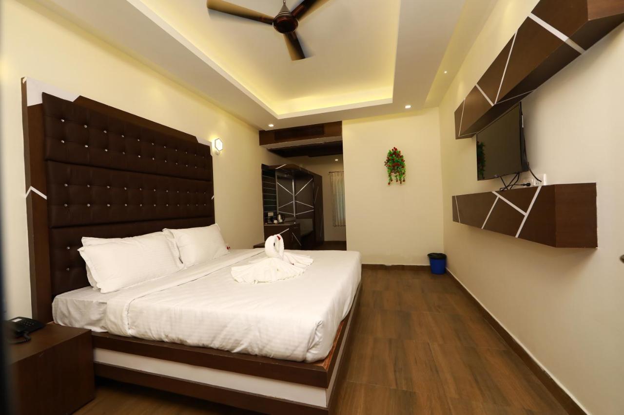 Отель Cs Empire Lakshmanpur Экстерьер фото