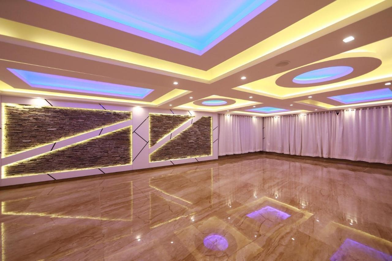 Отель Cs Empire Lakshmanpur Экстерьер фото