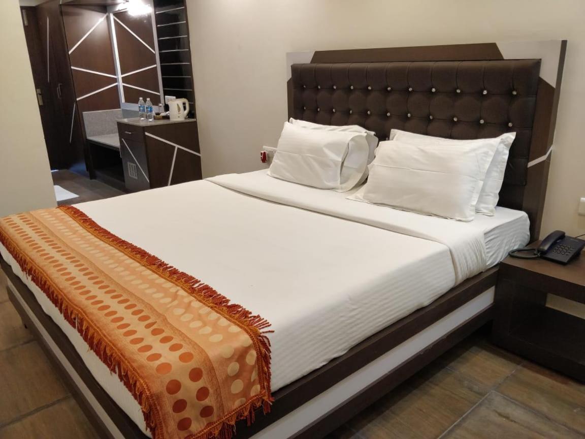 Отель Cs Empire Lakshmanpur Экстерьер фото