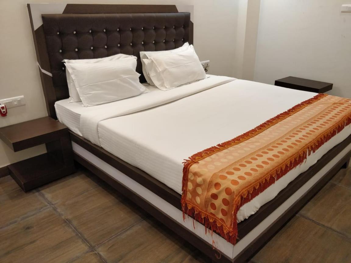 Отель Cs Empire Lakshmanpur Экстерьер фото
