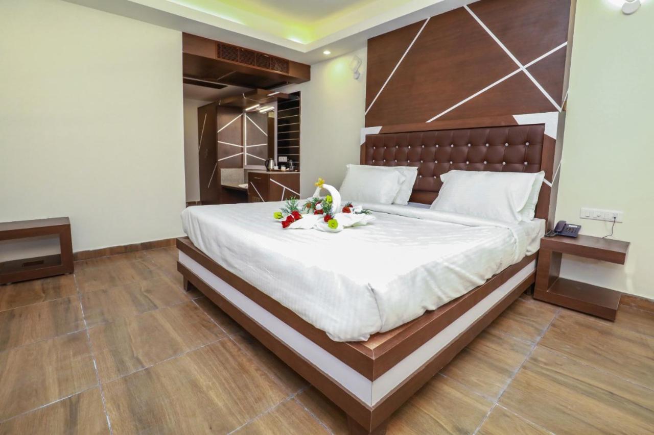 Отель Cs Empire Lakshmanpur Экстерьер фото