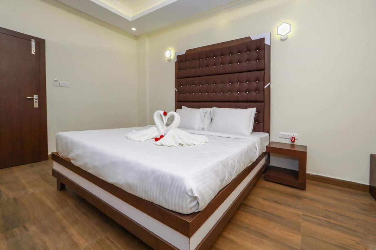 Отель Cs Empire Lakshmanpur Экстерьер фото