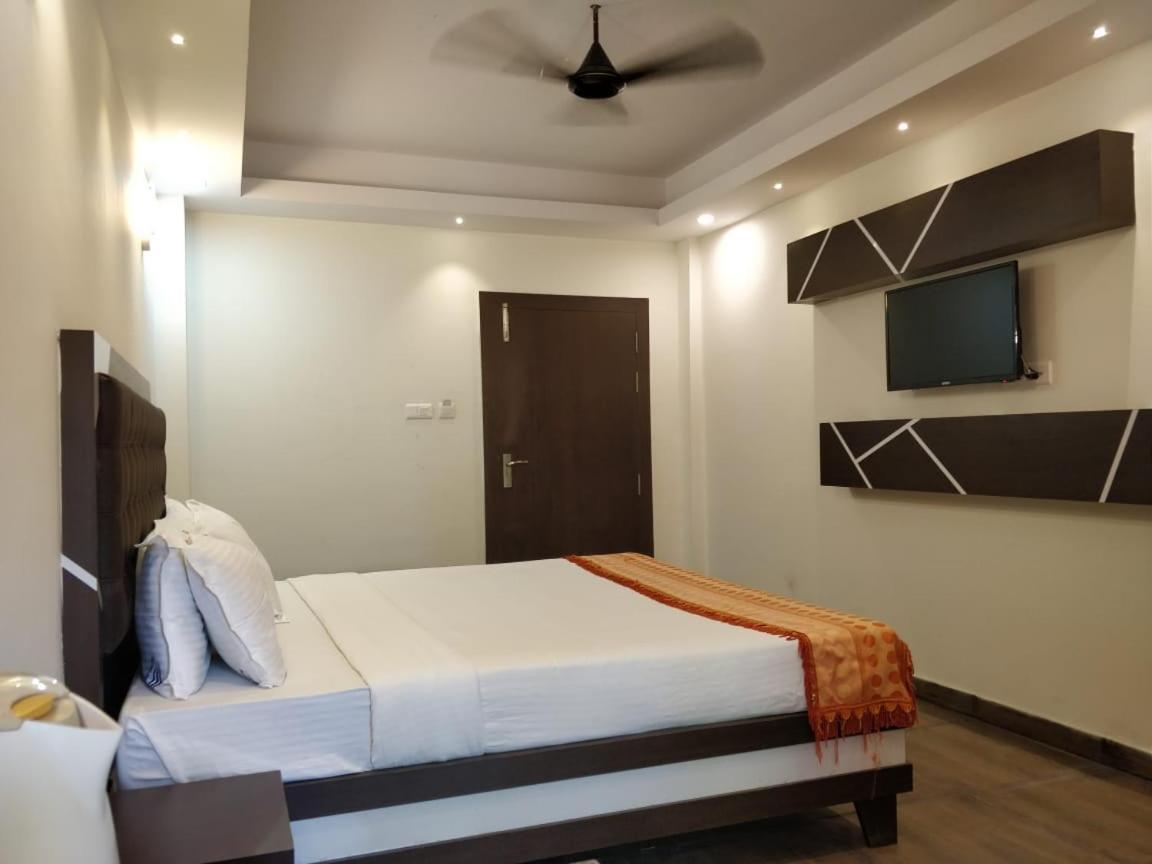 Отель Cs Empire Lakshmanpur Экстерьер фото
